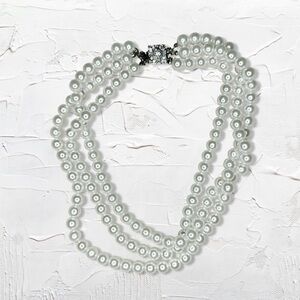 18A. White Multistrand Faux Pearl Necklace